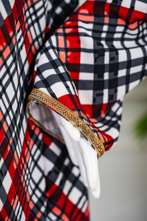 جلابية نسائية بخطوط و مربعات ملونة متقاطعة ياقة بقصة سبعة مزينة بكلفة ذهبية من الياقة و أطراف الأكمام