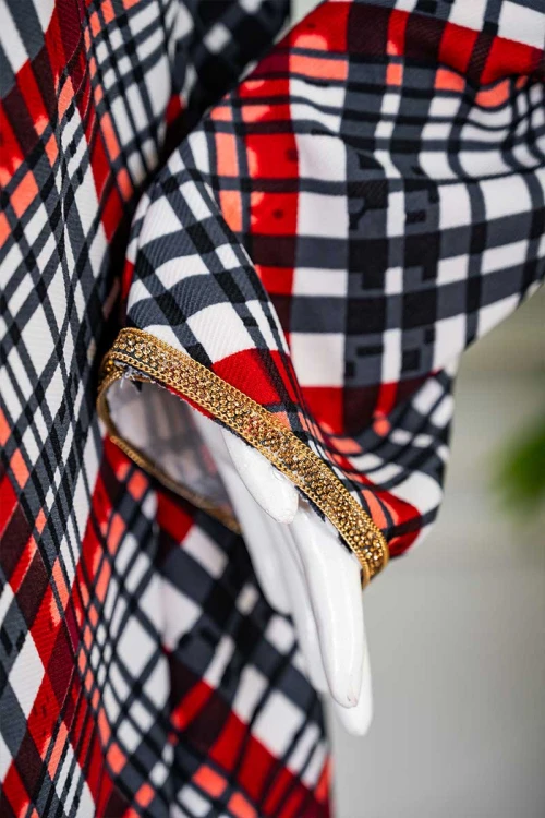 جلابية نسائية بخطوط و مربعات ملونة متقاطعة ياقة بقصة سبعة مزينة بكلفة ذهبية من الياقة و أطراف الأكمام