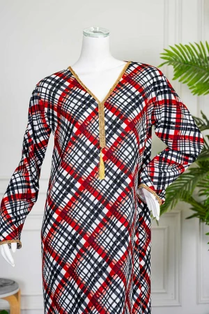 جلابية نسائية بخطوط و مربعات ملونة متقاطعة ياقة بقصة سبعة مزينة بكلفة ذهبية من الياقة و أطراف الأكمام 