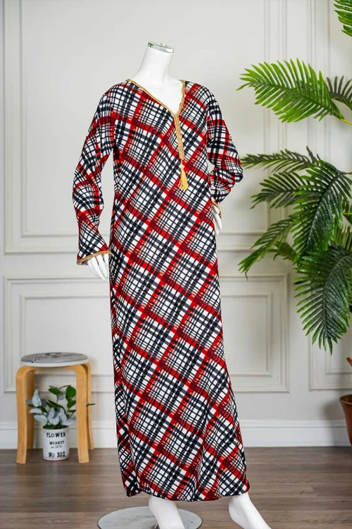 جلابية نسائية بخطوط و مربعات ملونة متقاطعة ياقة بقصة سبعة مزينة بكلفة ذهبية من الياقة و أطراف الأكمام