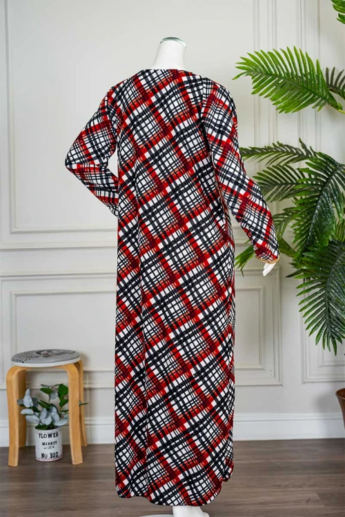 جلابية نسائية بخطوط و مربعات ملونة متقاطعة ياقة بقصة سبعة مزينة بكلفة ذهبية من الياقة و أطراف الأكمام