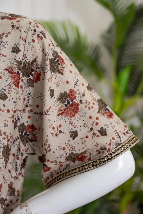 جلابية نسائية طويلة لون بيج مشجر مزينة بتطريز ملون في الياقة من الأمام و الأكمام