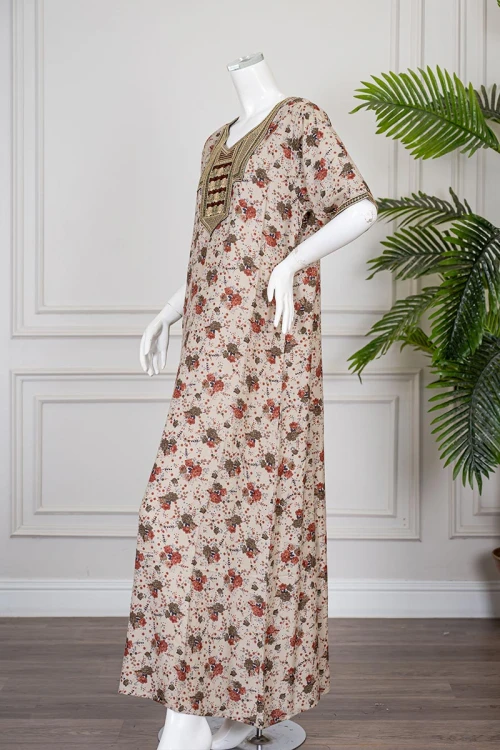 جلابية نسائية طويلة لون بيج مشجر مزينة بتطريز ملون في الياقة من الأمام و الأكمام