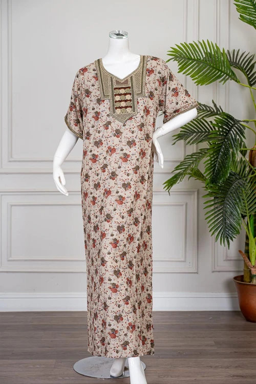 جلابية نسائية طويلة لون بيج مشجر مزينة بتطريز ملون في الياقة من الأمام و الأكمام