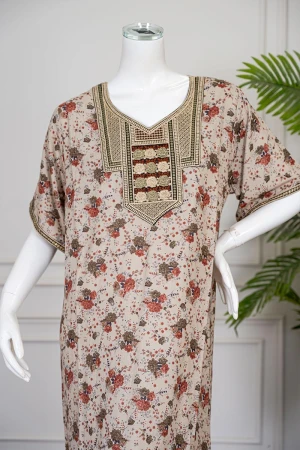 جلابية نسائية طويلة لون بيج مشجر مزينة بتطريز ملون في الياقة من الأمام و الأكمام