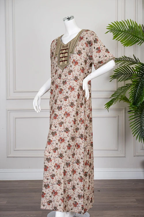 جلابية نسائية طويلة لون بيج مشجر مزينة بتطريز ملون في الياقة من الأمام و الأكمام