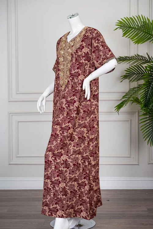 جلابية نسائية طويلة لون عودي فاتح مشجر مزينة بتطريز و بفصوص بيج في الياقة من الأمام و الأكمام