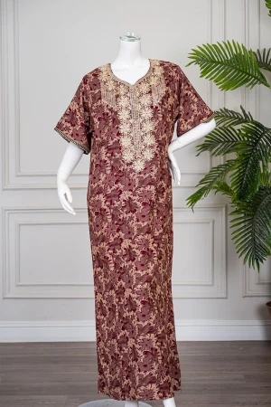 جلابية نسائية طويلة لون عودي فاتح مشجر مزينة بتطريز و بفصوص بيج في الياقة من الأمام و الأكمام