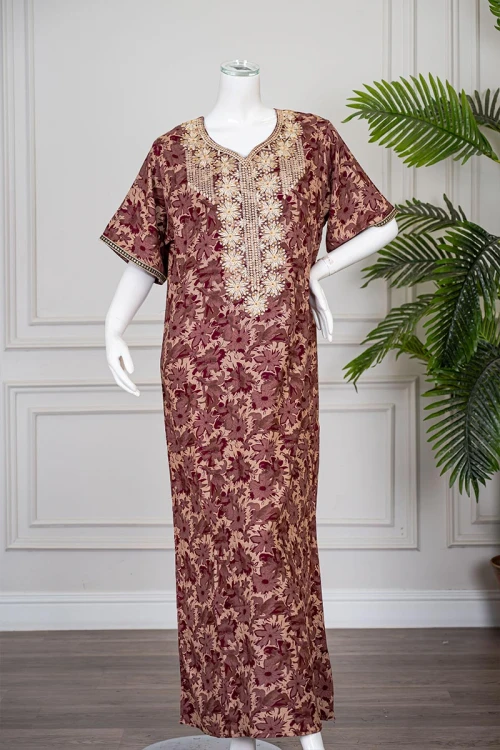 جلابية نسائية طويلة لون عودي فاتح مشجر مزينة بتطريز و بفصوص بيج في الياقة من الأمام و الأكمام