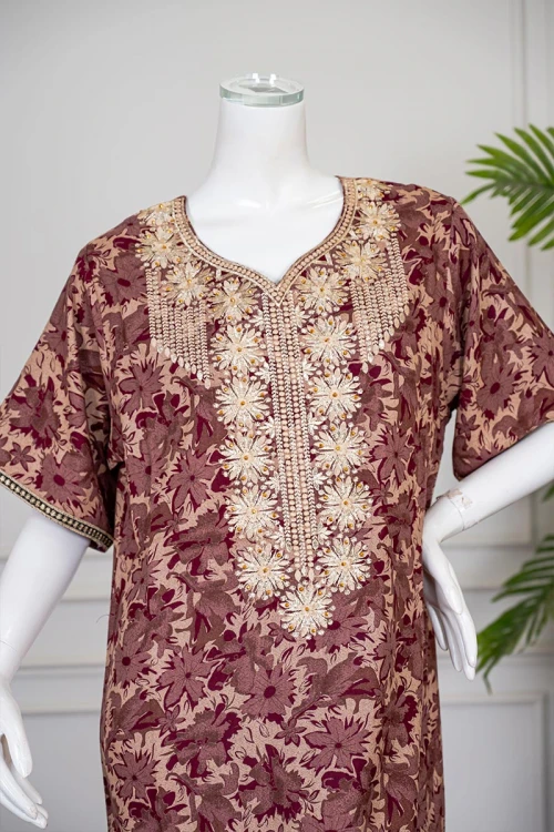 جلابية نسائية طويلة لون عودي فاتح مشجر مزينة بتطريز و بفصوص بيج في الياقة من الأمام و الأكمام