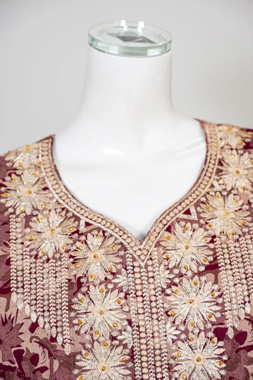 جلابية نسائية طويلة لون عودي فاتح مشجر مزينة بتطريز و بفصوص بيج في الياقة من الأمام و الأكمام