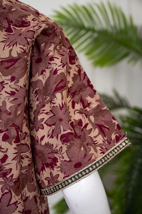 جلابية نسائية طويلة لون عودي فاتح مشجر مزينة بتطريز و بفصوص بيج في الياقة من الأمام و الأكمام