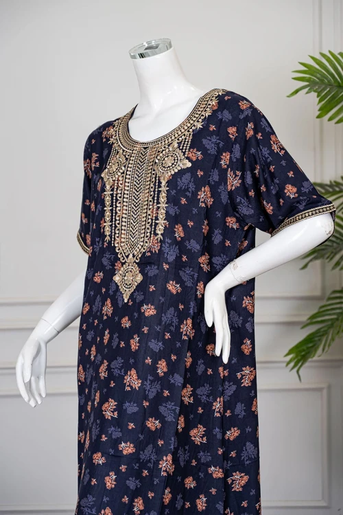 جلابية نسائية طويلة لون كحلي مشجر مزينة بتطريز بيج في الياقة من الأمام و الأكمام