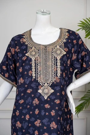 جلابية نسائية طويلة لون كحلي مشجر مزينة بتطريز بيج في الياقة من الأمام و الأكمام