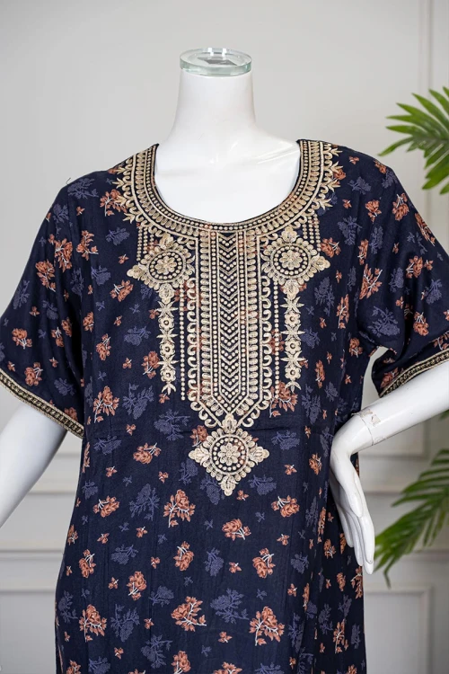 جلابية نسائية طويلة لون كحلي مشجر مزينة بتطريز بيج في الياقة من الأمام و الأكمام