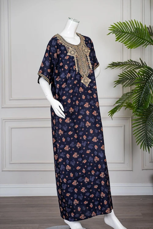 جلابية نسائية طويلة لون كحلي مشجر مزينة بتطريز بيج في الياقة من الأمام و الأكمام