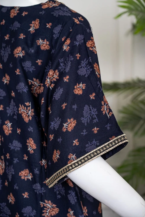 جلابية نسائية طويلة لون كحلي مشجر مزينة بتطريز بيج في الياقة من الأمام و الأكمام