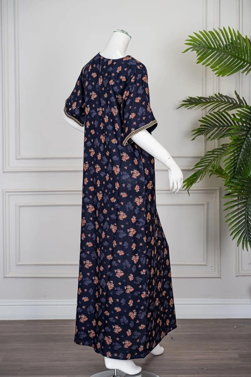 جلابية نسائية طويلة لون كحلي مشجر مزينة بتطريز بيج في الياقة من الأمام و الأكمام