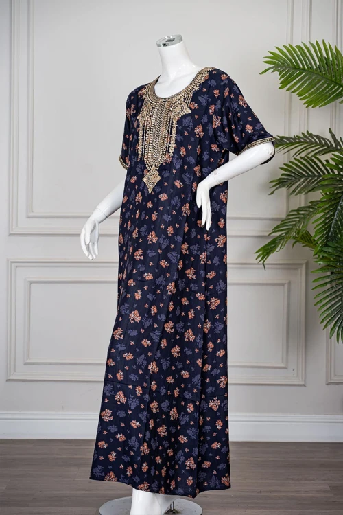 جلابية نسائية طويلة لون كحلي مشجر مزينة بتطريز بيج في الياقة من الأمام و الأكمام