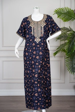 جلابية نسائية طويلة لون كحلي مشجر مزينة بتطريز بيج في الياقة من الأمام و الأكمام