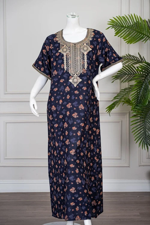 جلابية نسائية طويلة لون كحلي مشجر مزينة بتطريز بيج في الياقة من الأمام و الأكمام