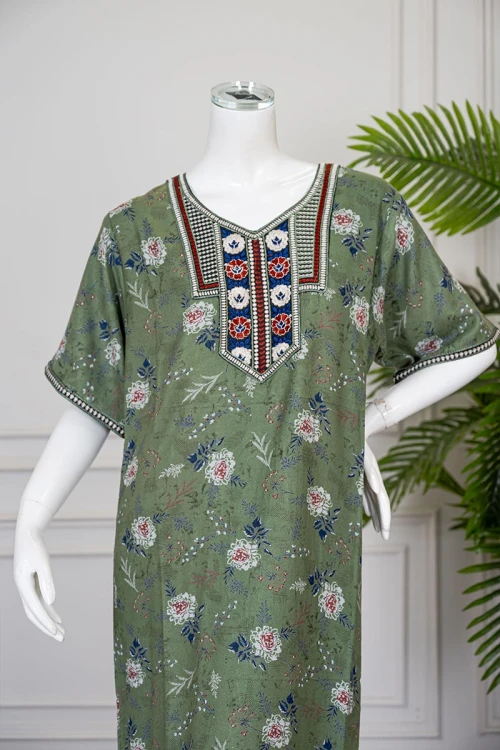 جلابية نسائية طويلة لون أخضر مشجر ياقة بتطريز ملون و بأكمام قصيرة
