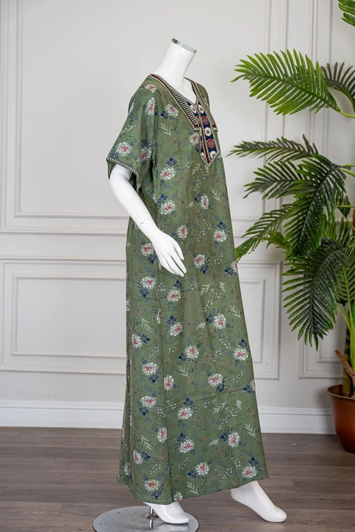 جلابية نسائية طويلة لون أخضر مشجر ياقة بتطريز ملون و بأكمام قصيرة