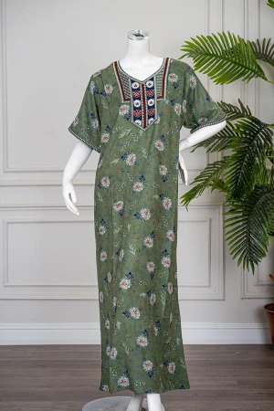 جلابية نسائية طويلة لون أخضر مشجر ياقة بتطريز ملون و بأكمام قصيرة 