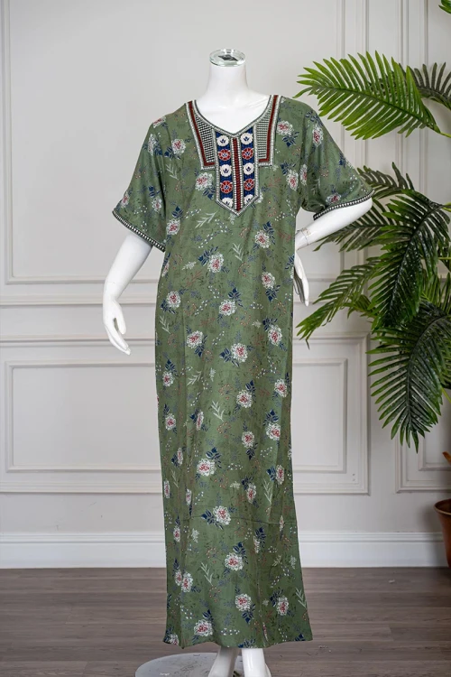 جلابية نسائية طويلة لون أخضر مشجر ياقة بتطريز ملون و بأكمام قصيرة