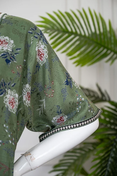 جلابية نسائية طويلة لون أخضر مشجر ياقة بتطريز ملون و بأكمام قصيرة