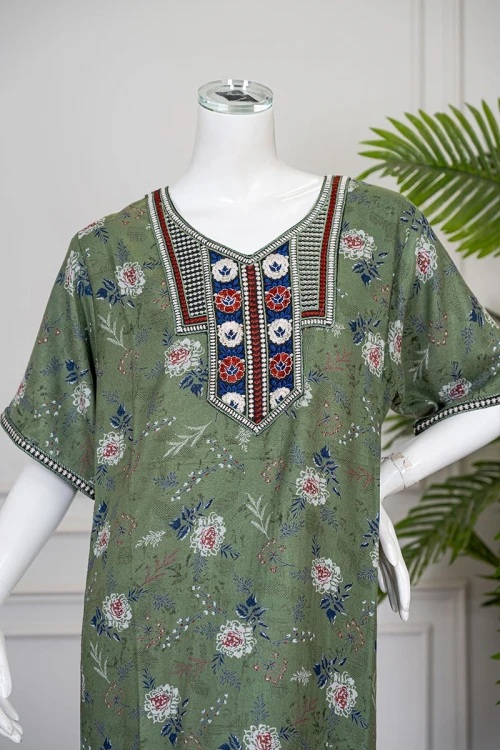 جلابية نسائية طويلة لون أخضر مشجر ياقة بتطريز ملون و بأكمام قصيرة
