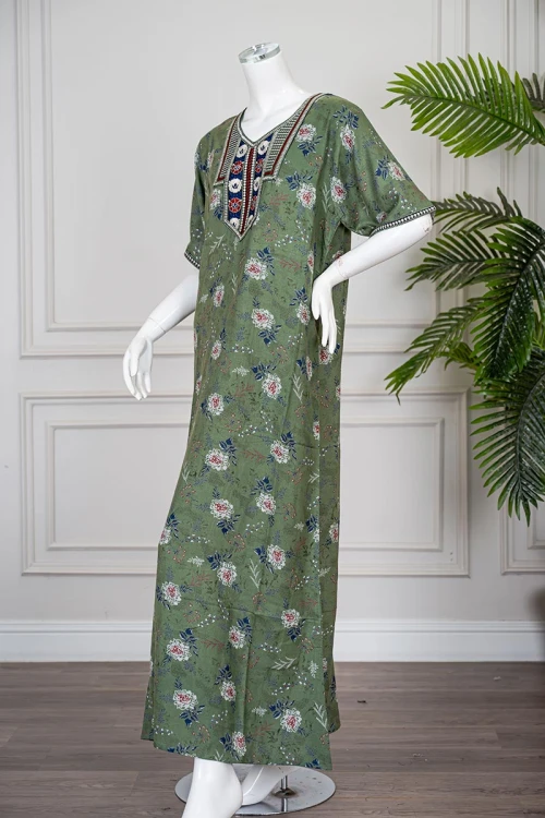 جلابية نسائية طويلة لون أخضر مشجر ياقة بتطريز ملون و بأكمام قصيرة