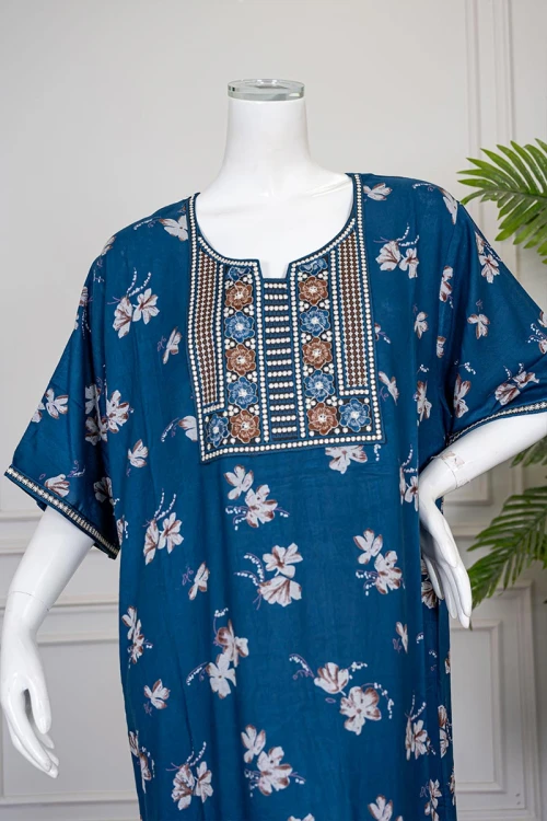 جلابية نسائي طويل لون أزرق مشجر ياقة بتطريز ملون و بأكمام قصيرة