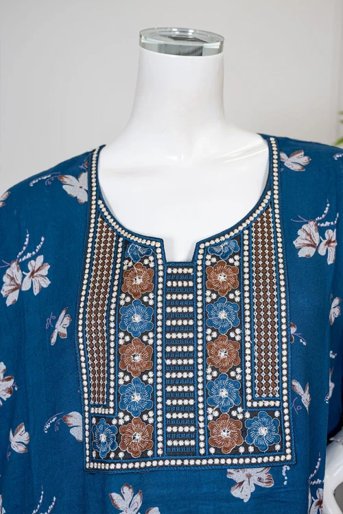 جلابية نسائي طويل لون أزرق مشجر ياقة بتطريز ملون و بأكمام قصيرة