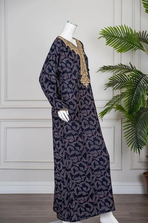 جلابية نسائية طويلة لون كحلي مشجر مزينة بتطريز بيج في الياقة من الأمام و الأكمام