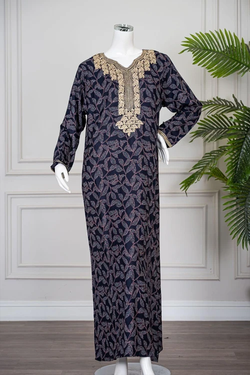 جلابية نسائية طويلة لون كحلي مشجر مزينة بتطريز بيج في الياقة من الأمام و الأكمام