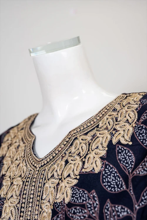 جلابية نسائية طويلة لون كحلي مشجر مزينة بتطريز بيج في الياقة من الأمام و الأكمام