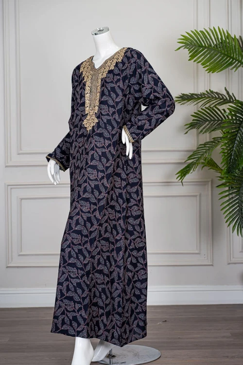 جلابية نسائية طويلة لون كحلي مشجر مزينة بتطريز بيج في الياقة من الأمام و الأكمام