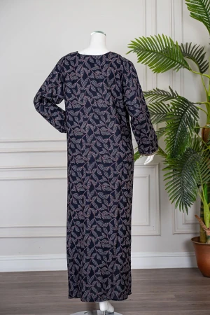 جلابية نسائية طويلة لون كحلي مشجر مزينة بتطريز بيج في الياقة من الأمام و الأكمام