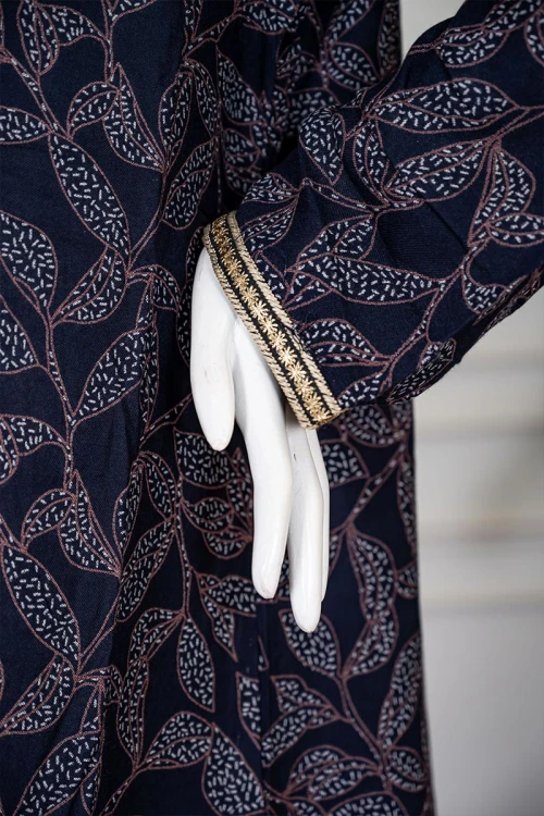 جلابية نسائية طويلة لون كحلي مشجر مزينة بتطريز بيج في الياقة من الأمام و الأكمام