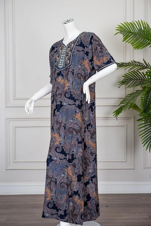 قميص نسائي طويل مزين بنقوش ملونة بين اللون الكحلي و البرتقالي و الرمادي ياقة مطرزة و بأكمام قصيرة