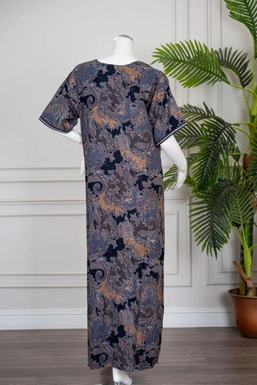 قميص نسائي طويل مزين بنقوش ملونة بين اللون الكحلي و البرتقالي و الرمادي ياقة مطرزة و بأكمام قصيرة