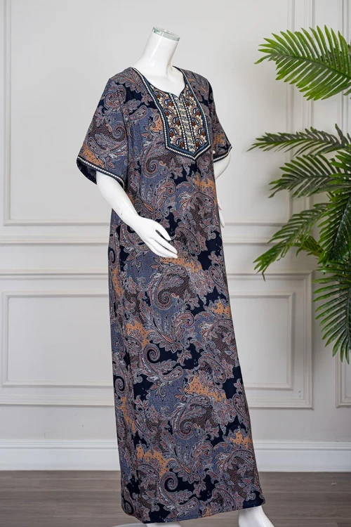 قميص نسائي طويل مزين بنقوش ملونة بين اللون الكحلي و البرتقالي و الرمادي ياقة مطرزة و بأكمام قصيرة