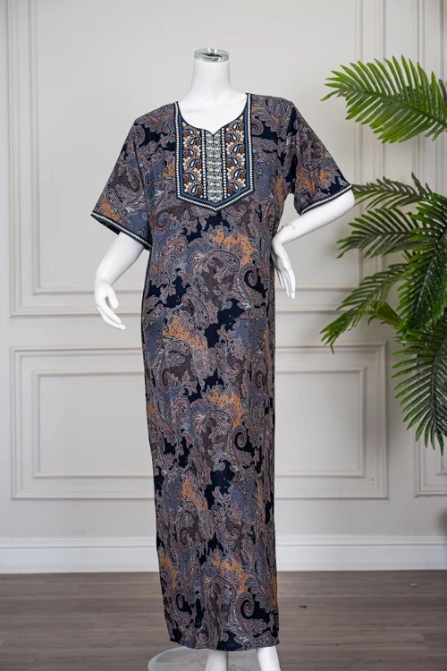 قميص نسائي طويل مزين بنقوش ملونة بين اللون الكحلي و البرتقالي و الرمادي ياقة مطرزة و بأكمام قصيرة