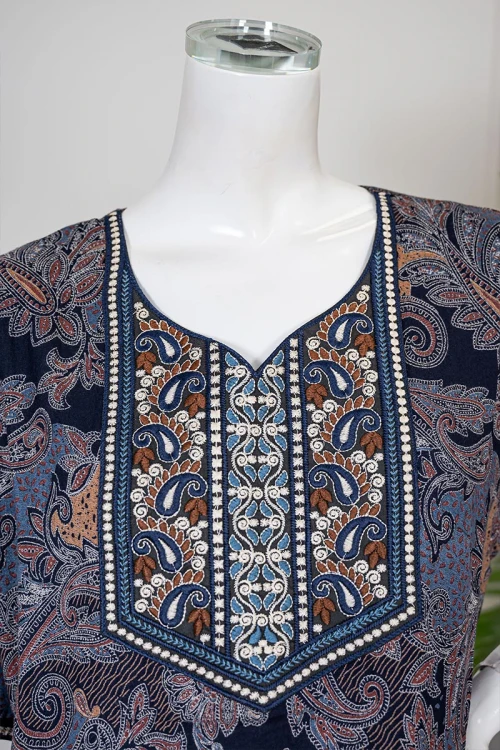 قميص نسائي طويل مزين بنقوش ملونة بين اللون الكحلي و البرتقالي و الرمادي ياقة مطرزة و بأكمام قصيرة