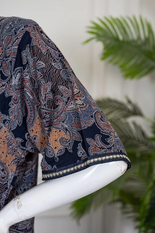 قميص نسائي طويل مزين بنقوش ملونة بين اللون الكحلي و البرتقالي و الرمادي ياقة مطرزة و بأكمام قصيرة