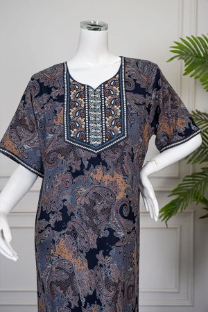 قميص نسائي طويل مزين بنقوش ملونة بين اللون الكحلي و البرتقالي و الرمادي ياقة مطرزة و بأكمام قصيرة 
