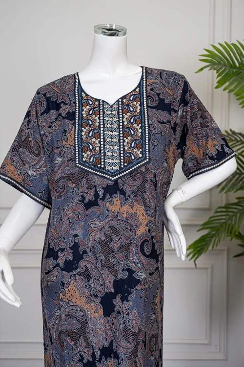 قميص نسائي طويل مزين بنقوش ملونة بين اللون الكحلي و البرتقالي و الرمادي ياقة مطرزة و بأكمام قصيرة