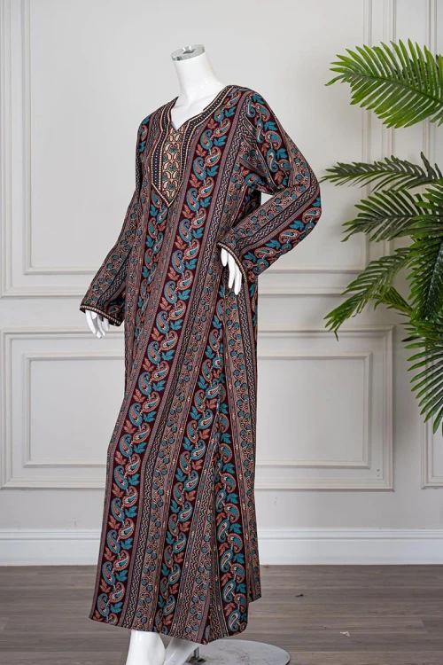 جلابية نسائية مزينة بنقوش و تطريزات ملونة ياقة دائرية و بأكمام طويلة