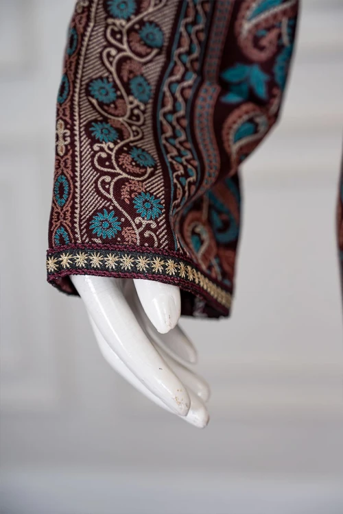 جلابية نسائية مزينة بنقوش و تطريزات ملونة ياقة دائرية و بأكمام طويلة